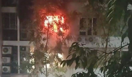 Tiếp tục cháy chung cư cao tầng tại Hà Nội, 5 người thoát khỏi khói lửa lúc rạng sáng