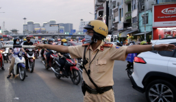 Khi đi đường, hiệu lệnh của Cảnh sát giao thông trái với biển báo, đèn tín hiệu thì nên tuân thủ theo bên nào?