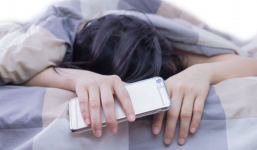 Tai hại khi để điện thoại đầu giường lúc ngủ, lâu dài ẩn chứa nhiều nguy hiểm lớn