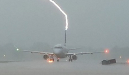 Máy bay chở người không may bị sét đánh trúng khi hạ cánh giữa cơn bão