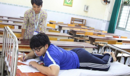 Thi tốt nghiệp THPT 2023: Một thí sinh phải nằm sấp trên giường để làm bài thi Văn