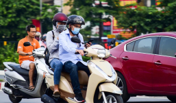 Vừa lái xe máy, vừa sử dụng điện thoại có bị xử phạt không?