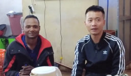 Giữ đúng lời hứa tặng nhà năm xưa, Quang Linh Vlog được chàng trai châu Phi xem như 'người cha thứ 2'