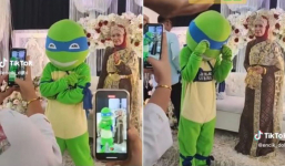 Người yêu 8 năm lấy chồng, chàng trai mặc nguyên bộ 'ninja rùa' đến dự hôn lễ: Tưởng phá đám nhưng sự thật bất ngờ