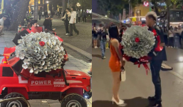 Thanh niên ôm bó hoa toàn tờ 100 đô, tỏ tình với bạn gái giữa chốn đông người