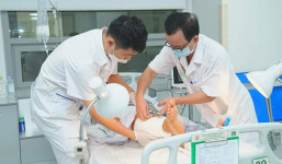 Lần đầu tiên bệnh nhân đứt lìa 2 cẳng chân được bác sĩ Việt Nam nối lại thành công