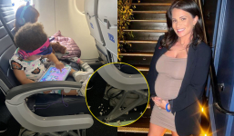 Tiếp viên hàng không bắt nữ hành khách mang thai dọn bỏng ngô do 2 đứa con làm rơi trên sàn