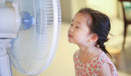 Trẻ dùng quạt và dùng điều hòa mùa nắng nóng khác nhau thế nào: Phụ huynh đặc biệt lưu ý