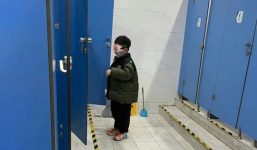 Người mẹ để con trai đứng một mình trong nhà vệ sinh bệnh viện, biết lý do ai cũng khen dạy con khéo