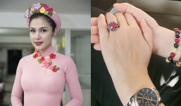 Khoe nhẫn cưới to bự, Việt Trinh lên tiếng về tin đồn được cầu hôn ở tuổi U60