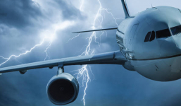 Trải nghiệm máy bay đi vào tâm bão sẽ như thế nào, nghe lời kể của hành khách mà tái mặt?