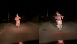 Chạy xe buổi tối trên đường không có đèn, lái xe liên tục ngoái đầu vì màn trêu đùa của tài xế ô tô