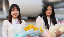 Danh tính nữ sinh diện áo dài, tặng hoa cho chủ tịch Tập Cận Bình trong chuyến thăm Việt Nam là ai?