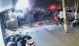 Camera ghi lại khoảnh khắc nhà hàng phát nổ, thổi bay thực khách vài chục mét xuống đường