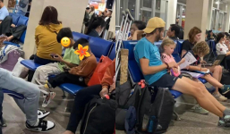 Bức ảnh trái ngược giữa trẻ em Việt Nam và trẻ em nước ngoài ở sân bay Tân Sơn Nhất khiến phụ huynh suy ngẫm