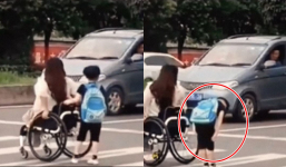 Cậu bé đẩy xe lăn đưa mẹ qua đường, cúi người 90 độ cảm ơn từng tài xế nhường đường khiến CĐM xúc động