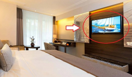 Vào phòng khách sạn, việc đầu tiên cần làm là rút phích cắm TV ngay nếu không muốn hối hận về sau