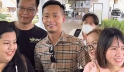 Quang Linh Vlog vừa về Việt Nam đã được săn đón ở sân bay, fan vây kín chụp ảnh như sao hạng A?