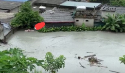 Vỡ đập hồ chứa nước thải ở Lào Cai, nhiều ngôi nhà bị dòng nước ô nhiễm xám xịt tràn vào