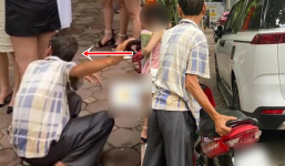 Xôn xao hình ảnh người đàn ông có hành động khiếm nhã dưới váy cô gái trên phố Hà Nội