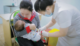 Hé lộ nguyên nhân cặp song sinh 1 ngày tuổi một bé nguy kịch, một bé không qua khỏi sau khi tiêm vaccine