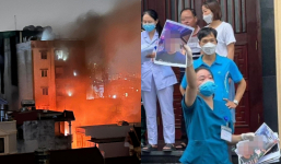 Vụ cháy chung cư: Lặng người hình ảnh y tá cầm loạt ảnh nạn nhân đã mất trước bệnh viện để người thân nhận diện