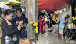 Người dân Hà Nội 'đội mưa' xếp hàng đặt hoa tưởng niệm 56 nạn nhân trong vụ cháy chung cư mini