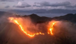 Cháy lớn trên núi Cô Tiên ở Nha Trang, cả dãy 'tường lửa' khiến người dân tháo chạy hàng loạt