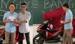 Một lớp học “chơi lớn” bàn giao xe cho thầy giáo ngay trên lớp, nguồn gốc của chiếc xe khiến netizen phải bật cười
