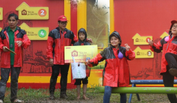 MC Quyền Linh té ngã, Trinh Trinh và Hòa Hiệp đội mưa mang về 95 triệu cho trẻ em mồ côi