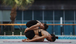 Mẹ con Trà Ngọc Hằng thể hiện động tác yoga khó nhằn