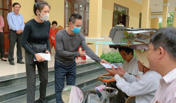Vợ chồng Lý Hải Minh Hà lại 'ghi điểm' nhờ một hành động nhỏ khi trao tiền từ thiện được chia sẻ lại