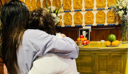 Con gái Phi Nhung làm lễ cầu siêu cho mẹ tại Mỹ, đứng không vững phải có người đỡ nhìn mà xót xa