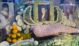 Trang Trần chia sẻ hình ảnh lễ cúng 49 ngày cho cố ca sĩ Phi Nhung, sân khấu lung linh và đầy hoa tươi