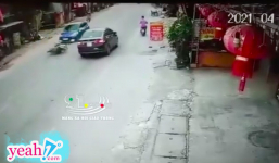 Nghệ An: Xe ô tô 5 chỗ dừng đột ngột khiến 2 cô gái đâm vào đuôi rồi ngã ra đường, bị xe ngược chiều cán qua
