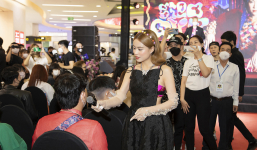 Hoàng Thuỳ Linh cầm mic đi phỏng vấn khán giả điều ước trong năm mới tại sự kiện ra mắt MV