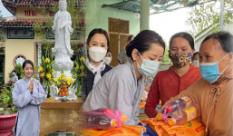 Vừa về Việt Nam, Chi Pu đã đến chùa cúng dường đầu năm, trao quà từ thiện
