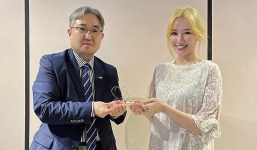 Hari Won nhận kỷ niệm chương sau hành trình 5 năm đồng hành cùng quỹ hỗ trợ trẻ em