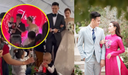Thêm một 'thế lực nhí' chiếm sóng hôn lễ: soái ca 2 tuổi của hậu vệ Tấn Tài, lái xe hoa dẫn bố mẹ vào lễ đường