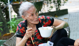 Gặp lại quái kiệt sân khấu Bo Bo Hoàng: 74 tuổi, gầy gò, hốc hác, ăn vội bữa trưa để kịp giờ tập luyện trong 'Sao Nối Ngôi'
