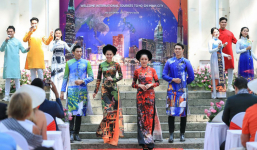 Dàn mẫu danh tiếng Việt diện áo dài Việt Hùng chào đón du khách Mỹ đến Việt Nam