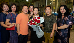 Danh ca Khánh Ly hạnh phúc khi được người hâm mộ chào đón tại sân bay