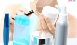 Soi bảng thành phần để chọn sữa rửa mặt an toàn cho da nhạy cảm