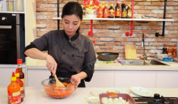 Học đầu bếp Trần Bảo Ngọc cách làm chân gà kim chi rút xương