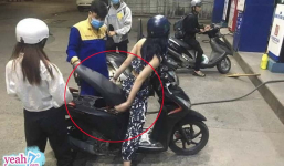 Đến trạm đổ xăng, cô gái ngồi yên trên xe máy để mặc cho nhân viên rơi vào tình huống 'khó xử'