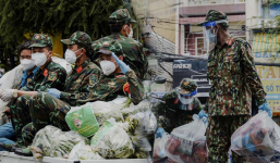 Xúc động hình ảnh 'Bộ đội Cụ Hồ' vượt gian nan giúp người dân Sài Gòn chống dịch