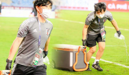 Hành động đẹp: Một thành viên của ĐT Nhật Bản đã đi quanh sân cỏ nhặt hết chai nước mà hai đội bỏ sót sau trận đấu