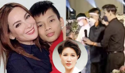 Trang Trần rơi nước mắt khi thấy con trai nuôi Phi Nhung quỳ bái cảm ơn khách viếng