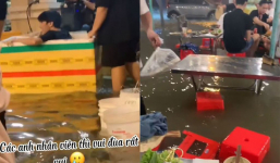 Dân mạng tìm ra quán ăn bất ổn gần Sài Gòn: Nước mưa ngập thành sông, nhân viên đẩy ‘thuyền’ vui đùa