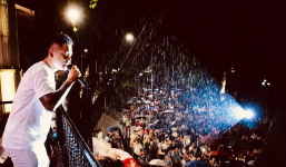 Tuấn Hưng lại mở sân khấu tại gia, hàng ngàn người phấn khích đội mưa nhìn lên ban công xem hát live